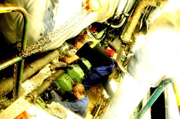 Les mécanos du Jean Bart au travail