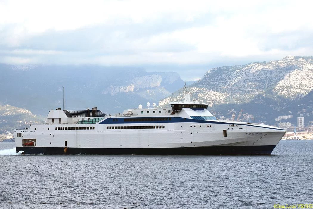 Le Liamone sort de la base navale de Toulon pour des essais