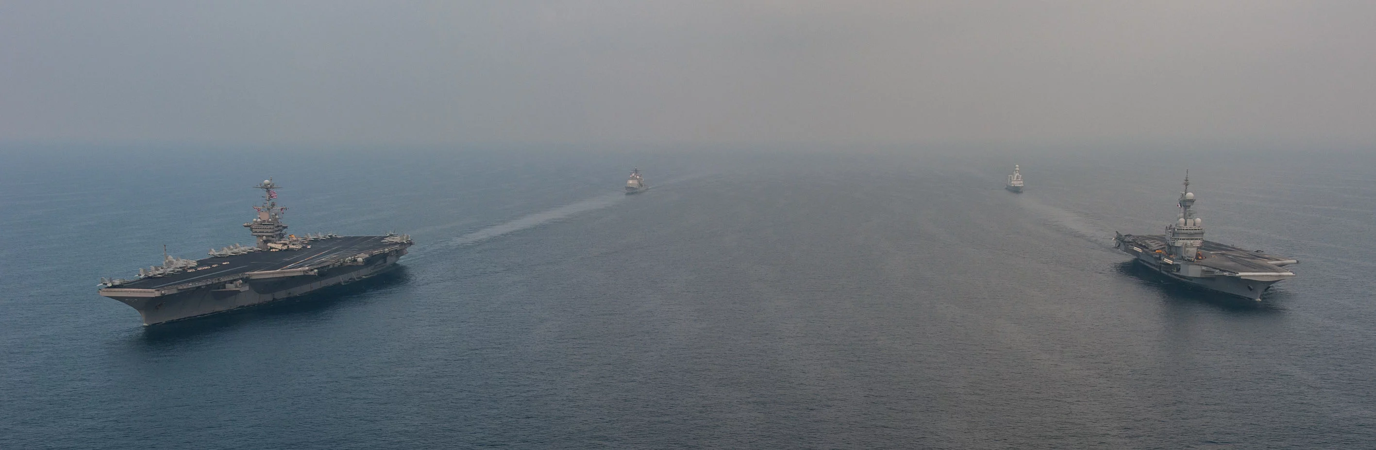 Les porte-avions USS Harry S. Truman et Charles de Gaulle, le croiseur lance-missiles USS Gettysburg et la frégate Forbin naviguent en formation
