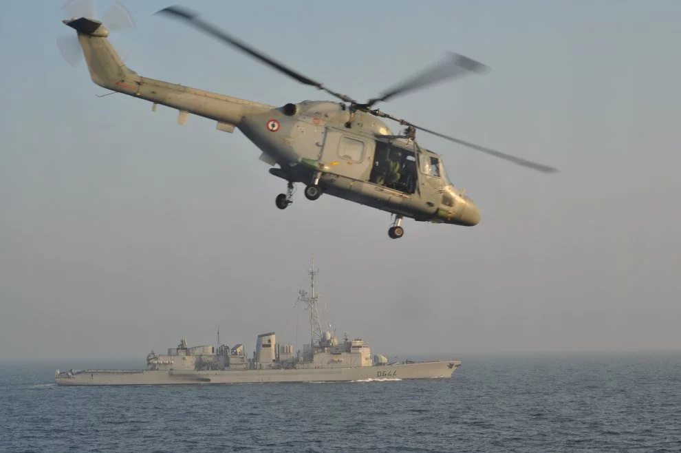 La frégate Primauguet et son hélicoptère