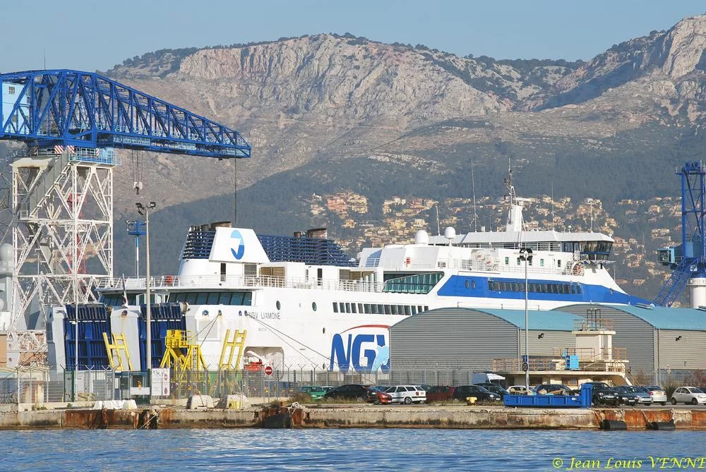 Le Liamone entre dans un bassin de DCNS à Toulon