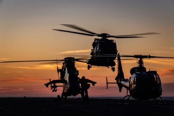Des hélicoptères de l’armée de terre s’entraînent à apponter à bord du porte-hélicoptères Mistral 