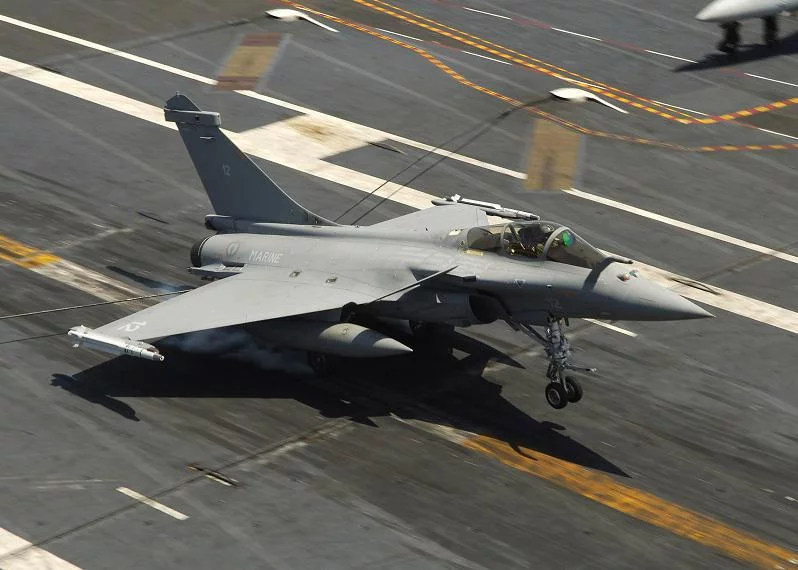 Un Rafale Marine atterrit sur l'USS Entreprise