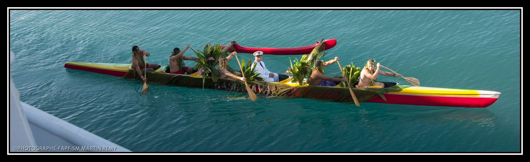 Départ du cdt du Prairial en pirogue traditionnelle