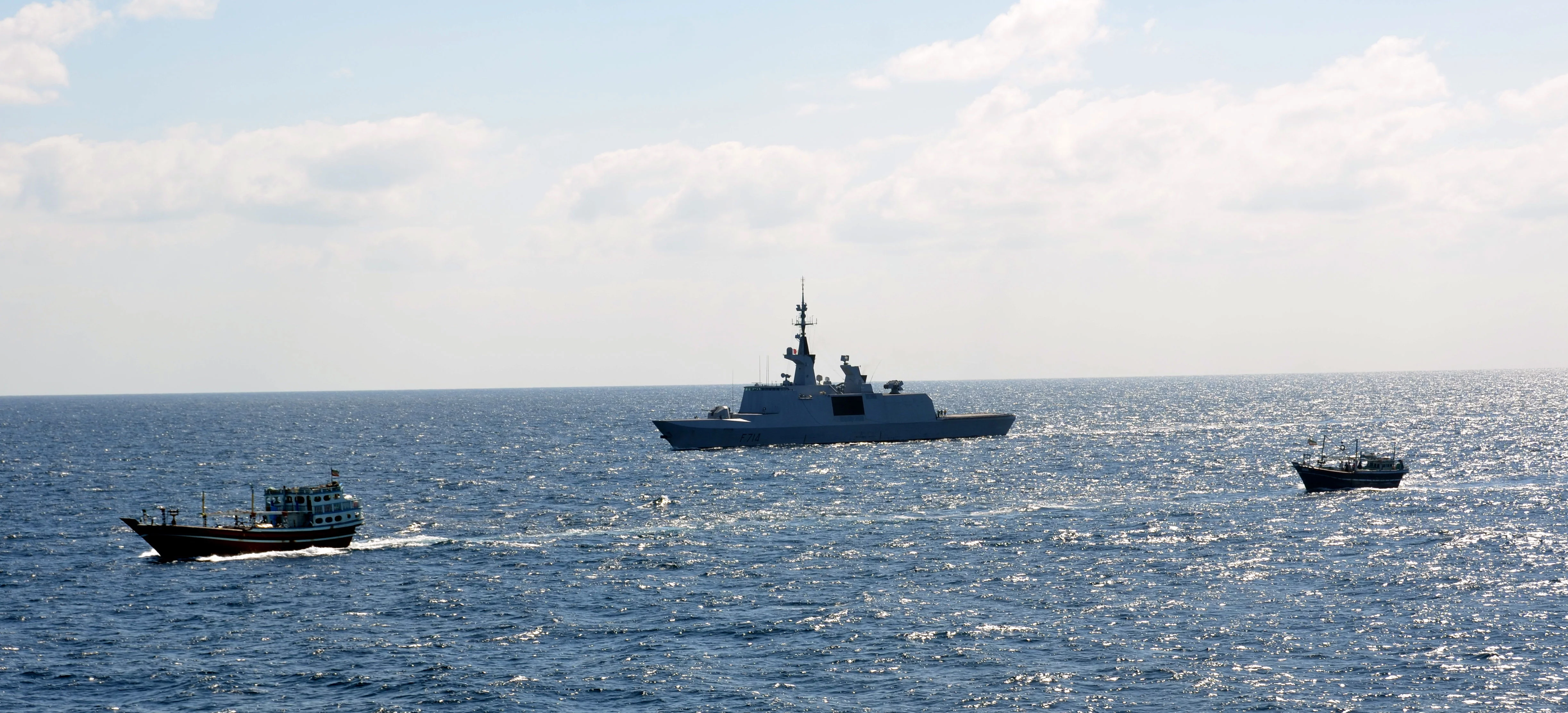 La frégate Guépratte porte assistance à des pêcheurs en détresse