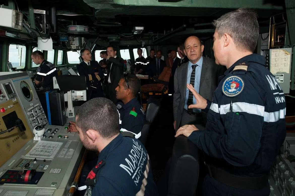 Le ministre de la défense en passerelle de la frégate Guépratte