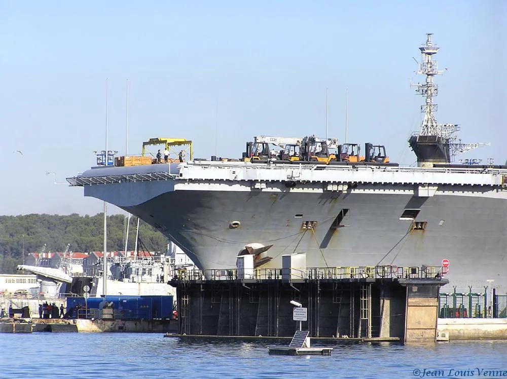 Le Charles de Gaulle entre au bassin