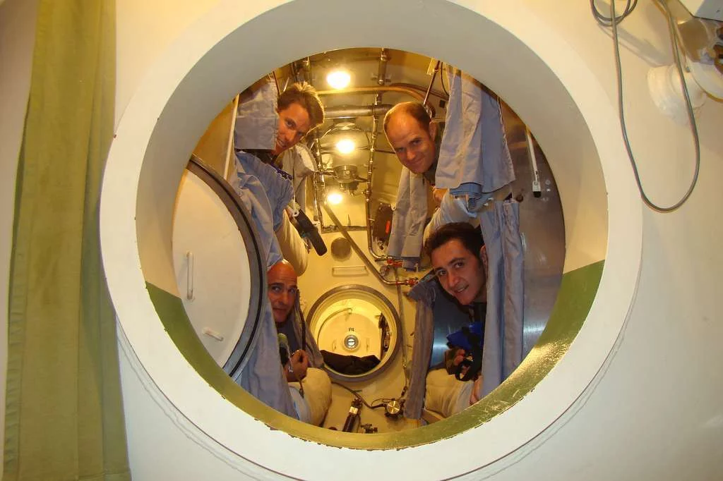 Les 4 plongeurs d'essai dans le caisson