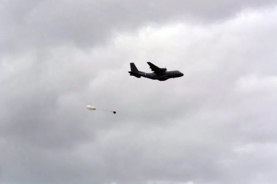 Les pièces de rechange larguées par l'avion