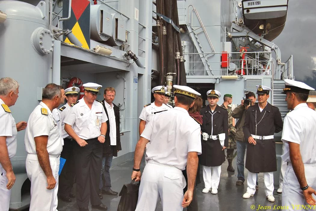 Départ des journalistes et des officiers français