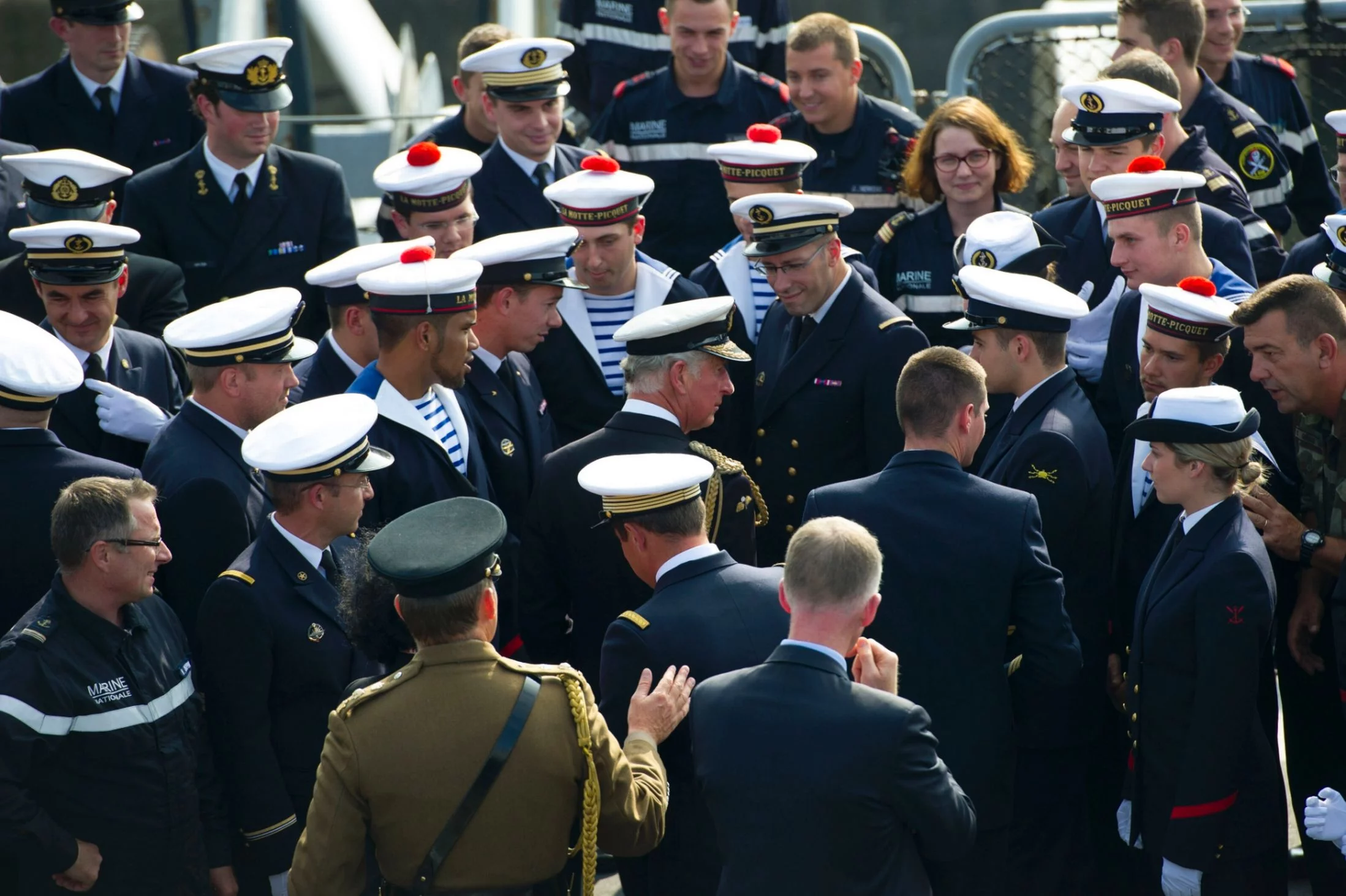 Le prince de Galles au milieu de l'équipage de la frégate La Motte-Picquet