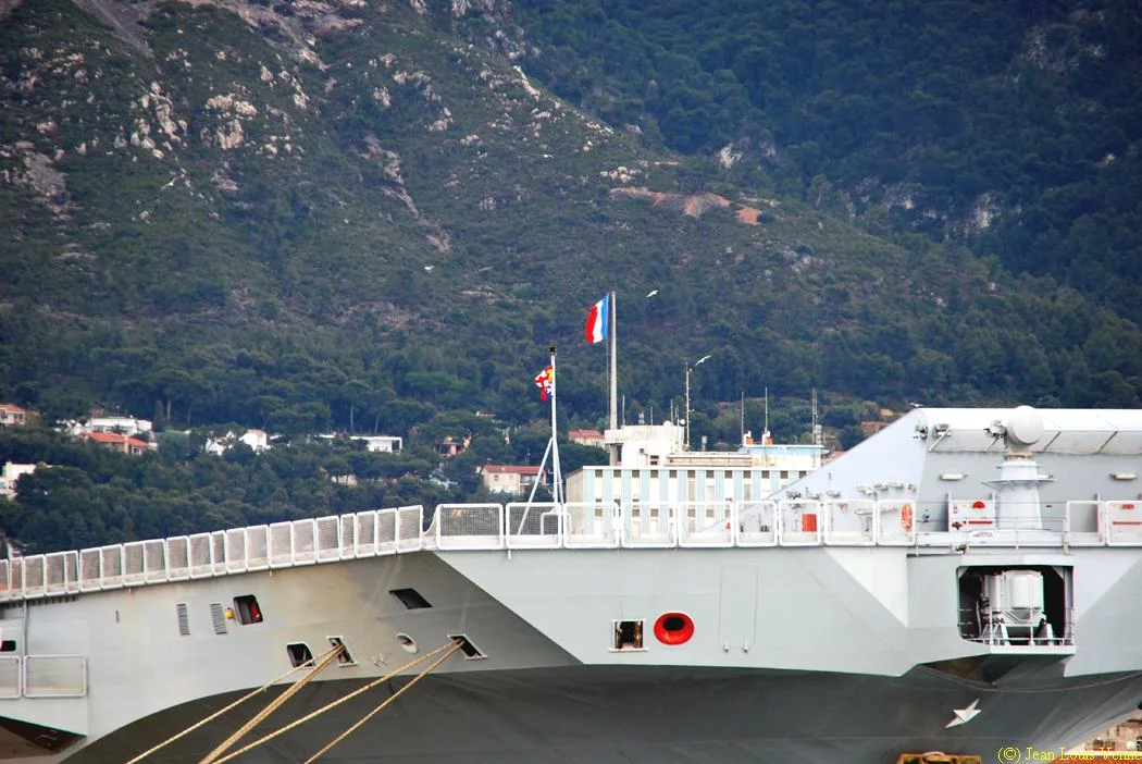 Le porte-aéronefs italien Cavour
