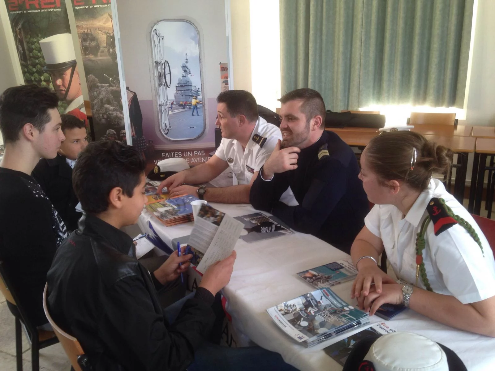 Les marins du Montcalm à la conquête des jeunes disciples du Marquis