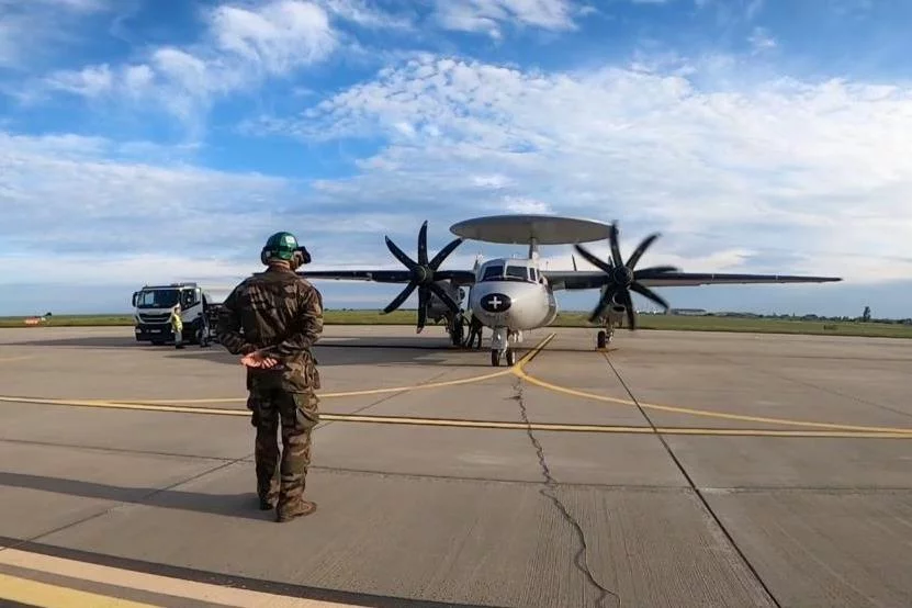 Un avion de guet aérien E2C Hawkeye de la marine nationale sur la base aérienne de Borcea (Roumanie)
