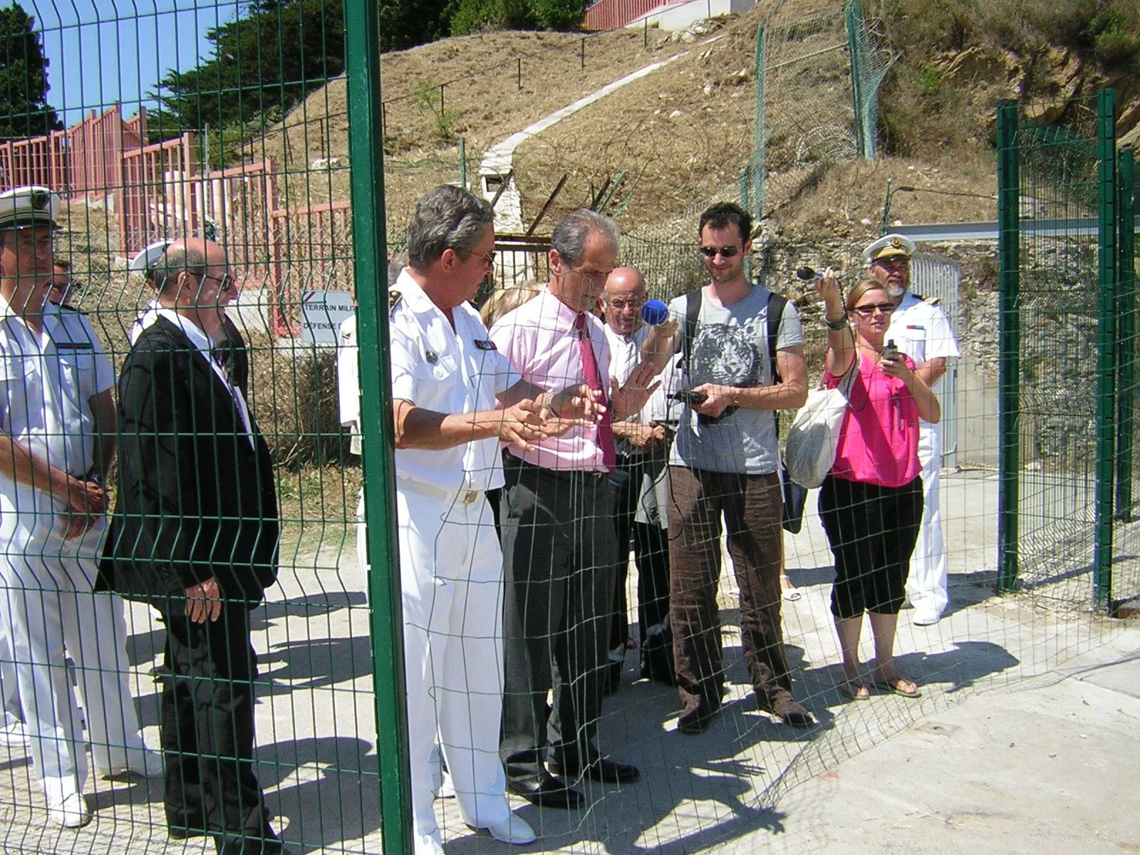 Le préfet maritime ouvre symboliquement la grille