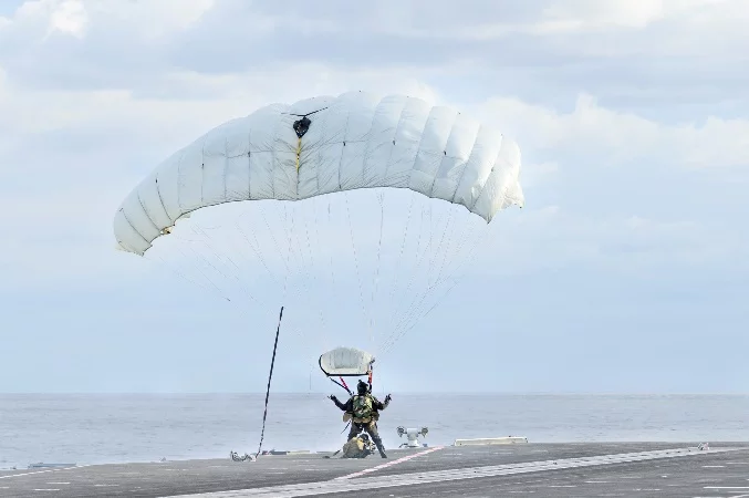 Un chuteur opérationnel atterit sur le pont du Charles de Gaulle 