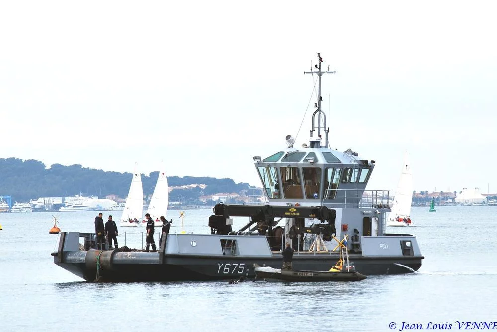 Un des pontons-grue du port de Toulon