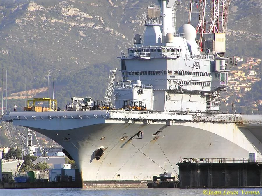 Entrée du Charles de Gaulle au bassin