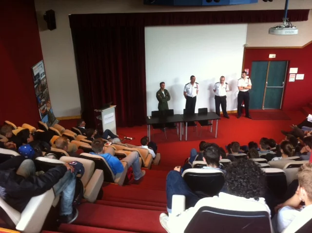 Conférence devant des jeunes du partenariat « marine » Bac Pro « aéronautique »