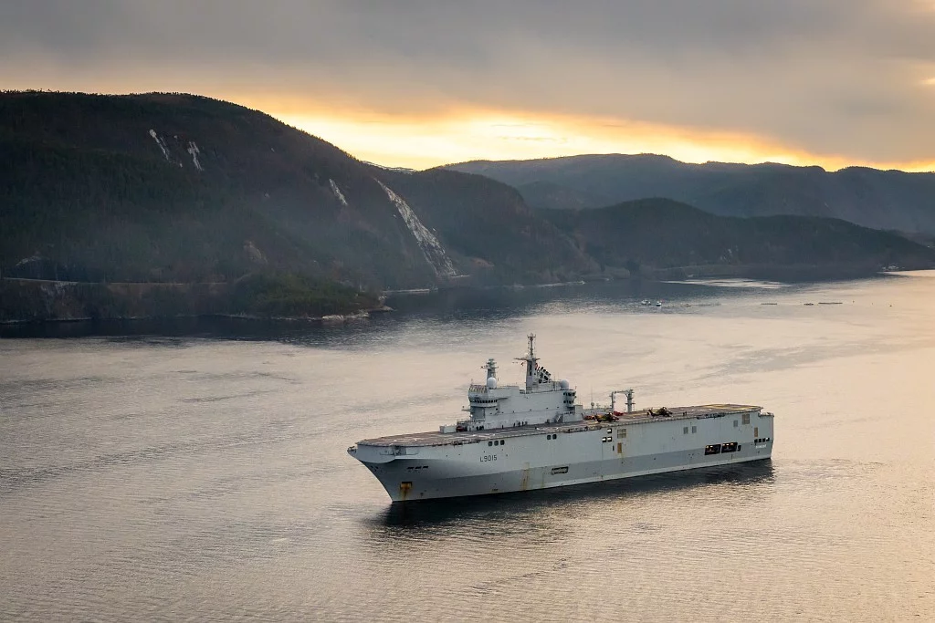 Le porte-hélicoptères Dixmude