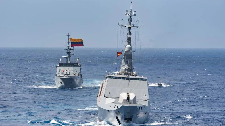 La frégate Guépratte et le patrouilleur colombien Victoria