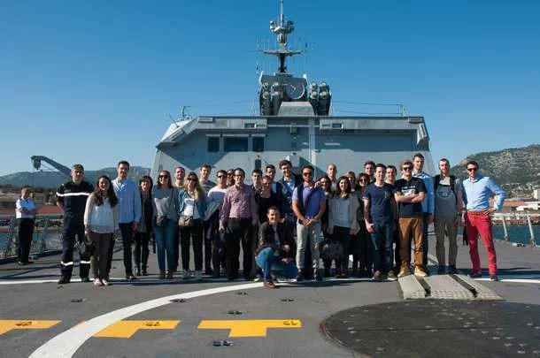 Les étudiants de l’école supérieur de commerce de Montpellier sur le pont de la frégate Surcouf