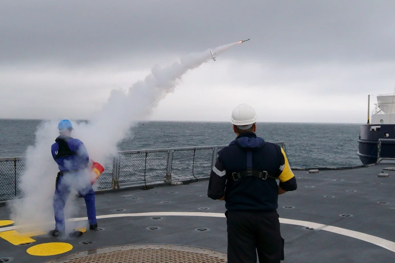 Tir d'un missile Crotale lors d'un entraînement de la frégate Courbet