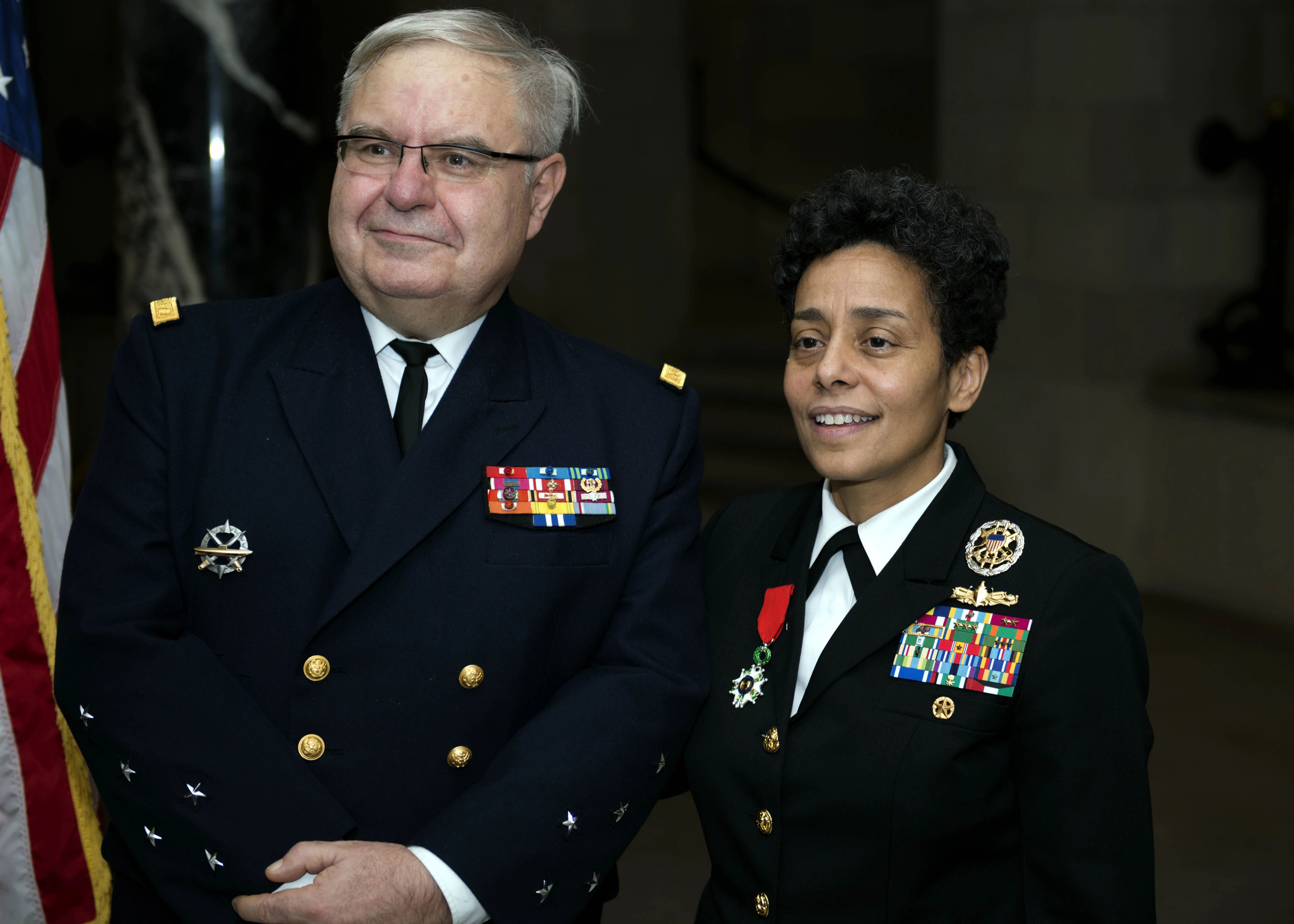 L’amiral Bernard Rogel et l’amiral Michelle Howard, vice-chef des opérations navales américaine