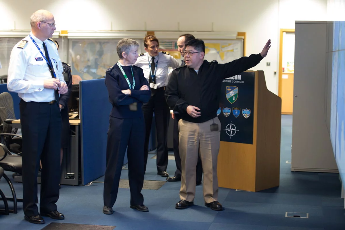 Le sous-chef d’état-major « opérations aéronavales » de la marine nationale visite le commandement maritime de l’OTAN