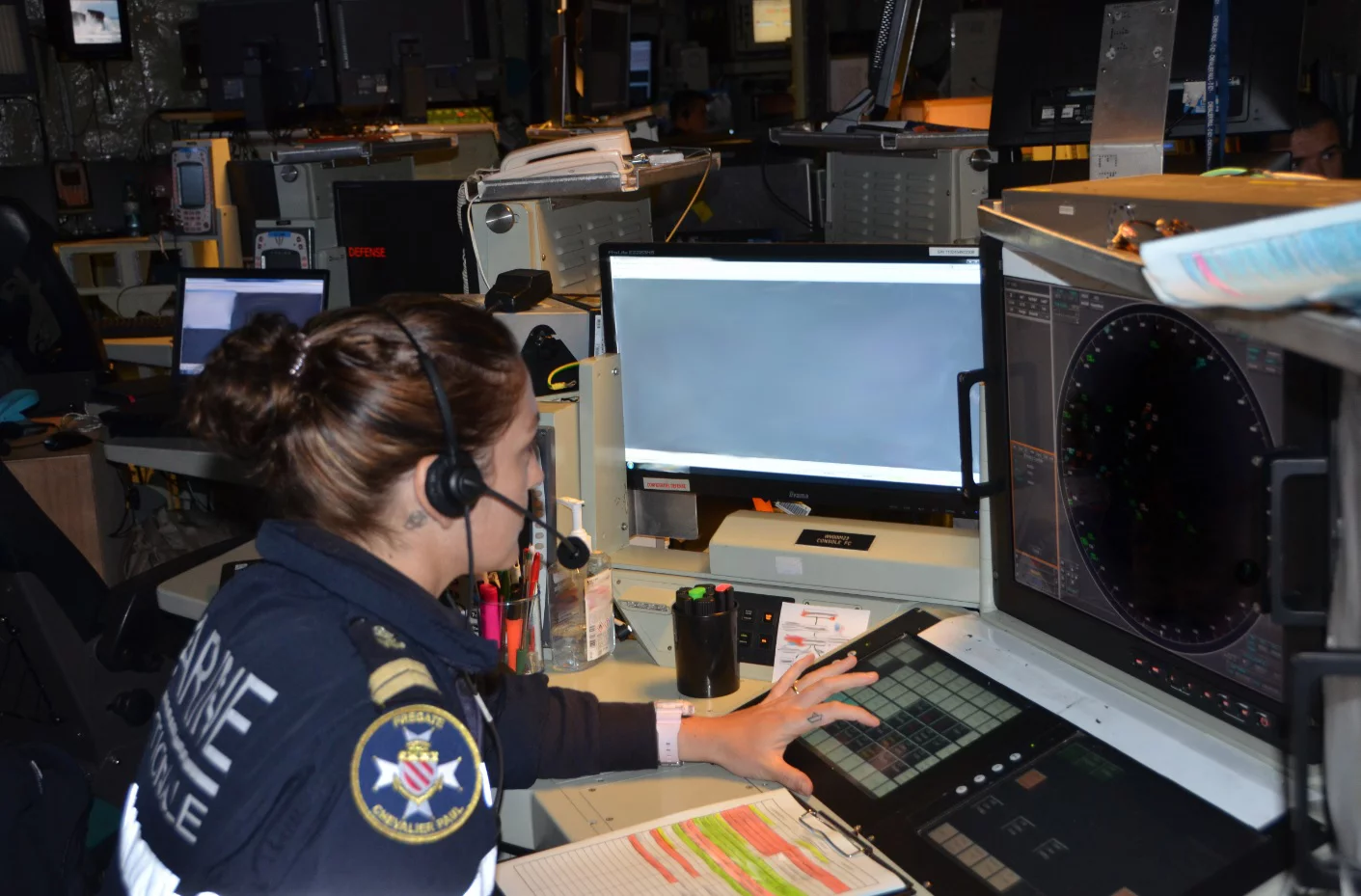 Un opérateur radar au Central Opérations de la frégate Chevalier Paul