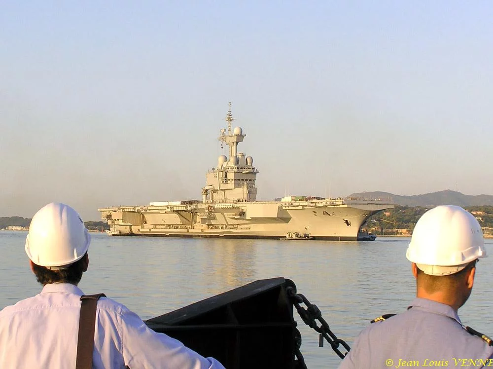 Le Charles de Gaulle sort du bassin