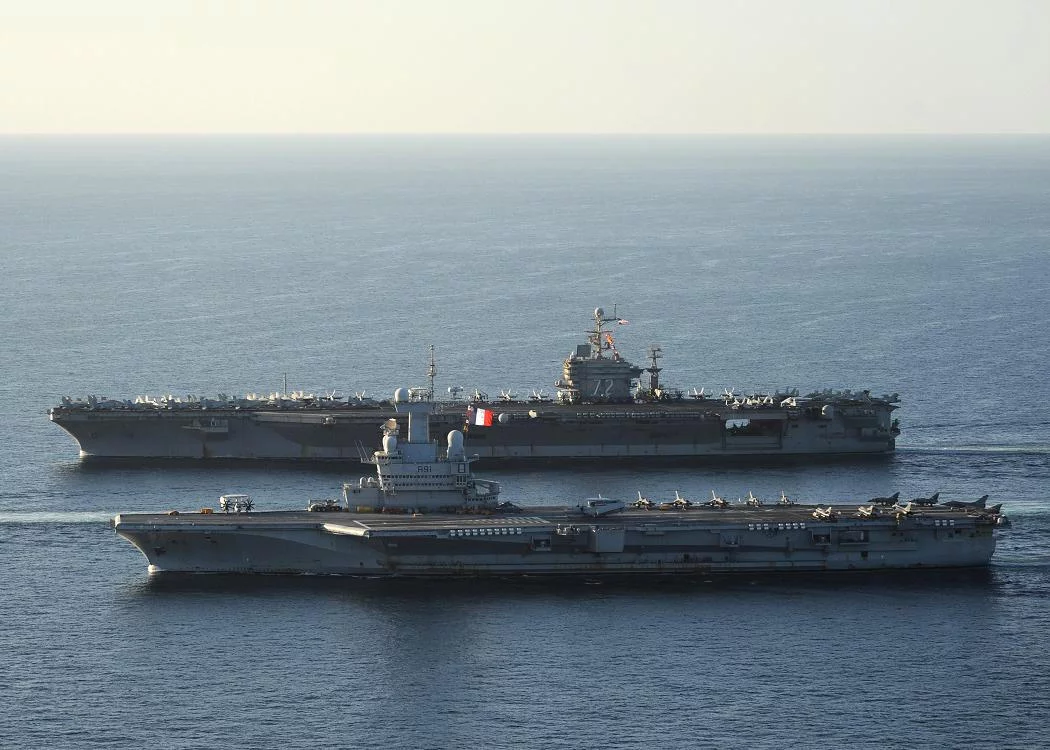 Les porte-avions USS Abraham Lincoln (à l'arrière-plan) et Charles De Gaulle