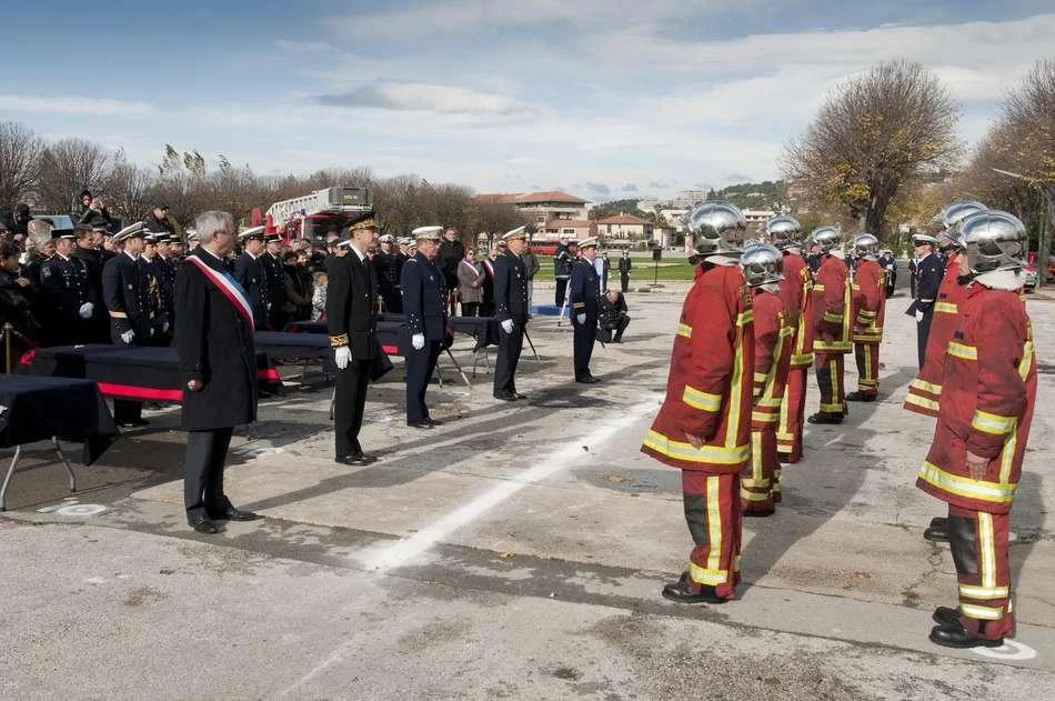 Cérémonie de présentation au drapeau et remise de casques pour les élèves marins pompiers de Marseille