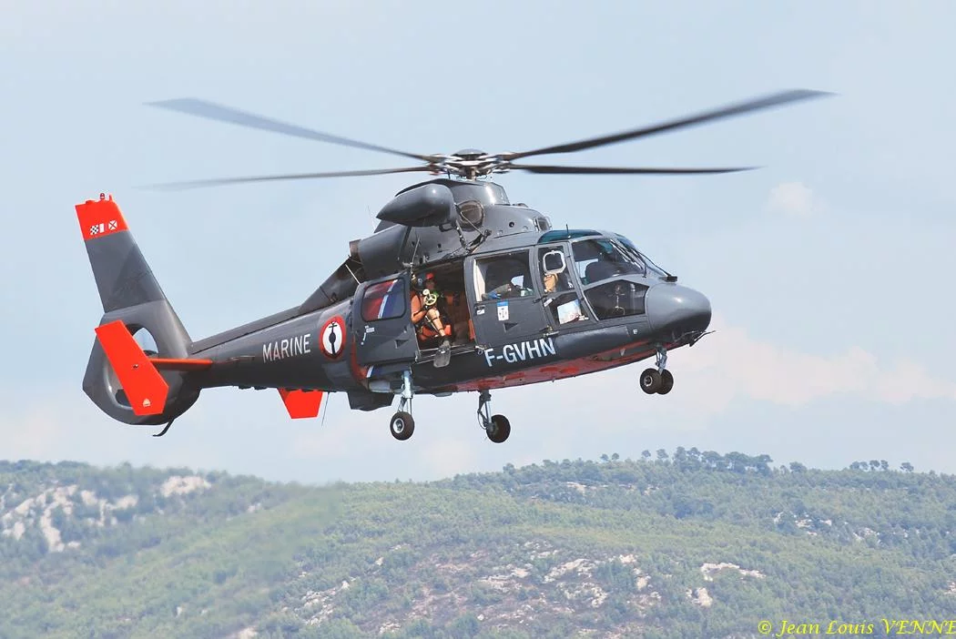 L'hélicoptère Dauphin de service public survole la rade de Bandol