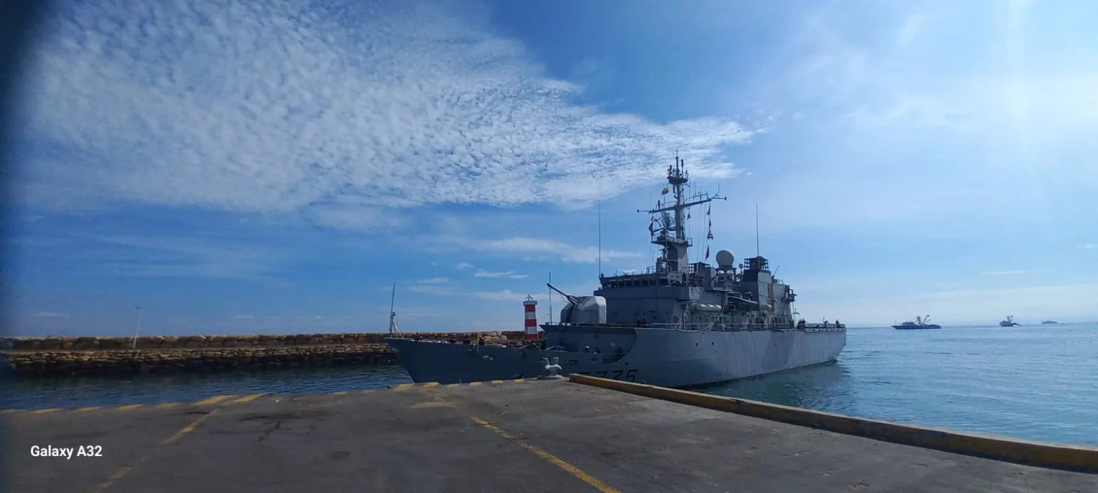 La frégate Germinal arrive dans le port de Manta (Equateur)