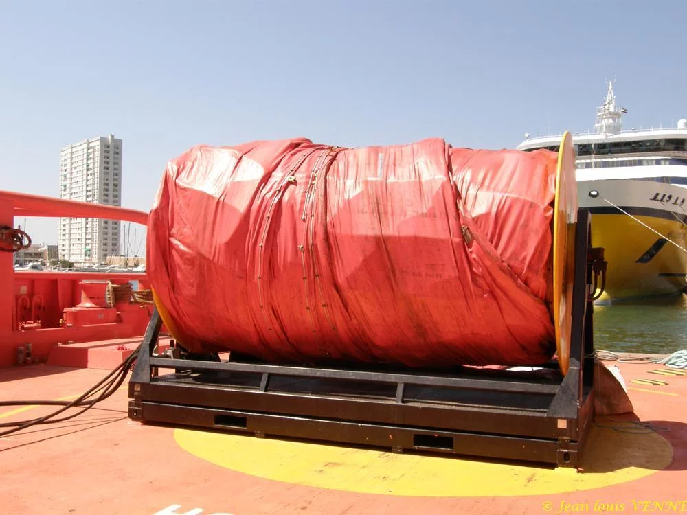 Le barrage flottant du Clara Campoamor
