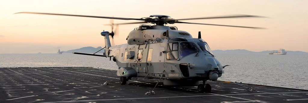Un hélicoptère NH90 de la marine nationale sur le pont du HMS Bulwark