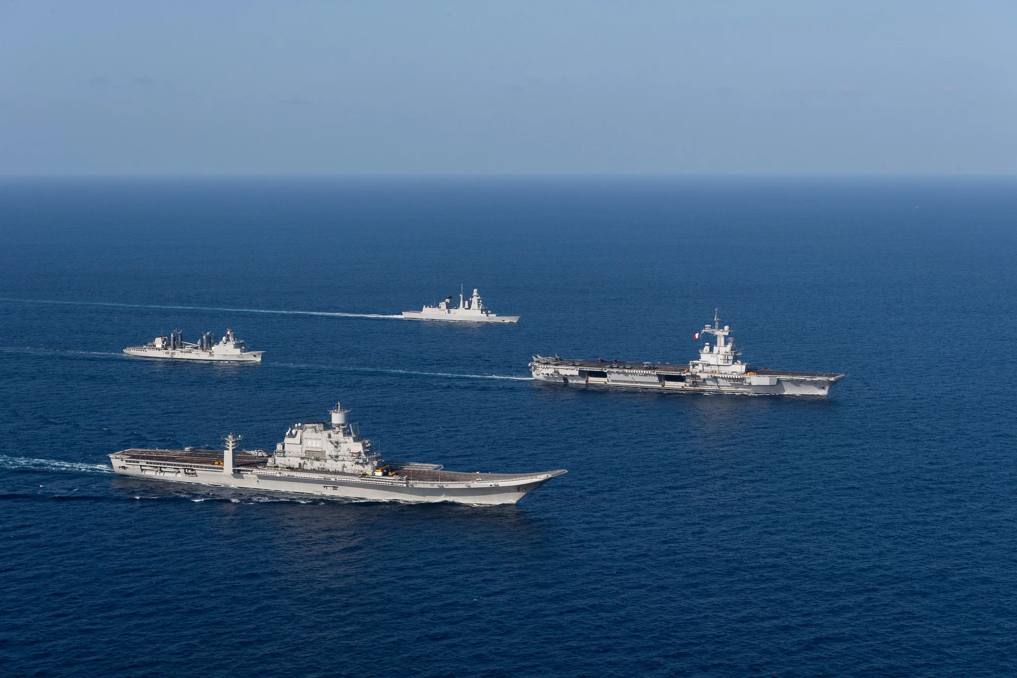 Les porte-avions INS Vikramaditya et Charles de Gaulle, le BCR Marne, la frégate Forbin