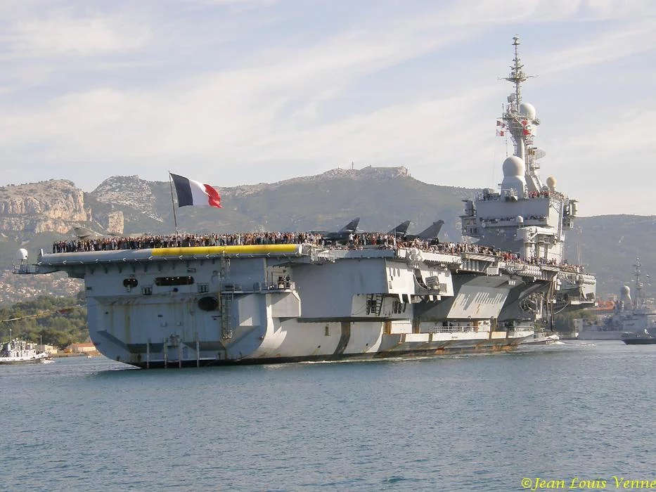 La sortie des familles du Charles de Gaulle