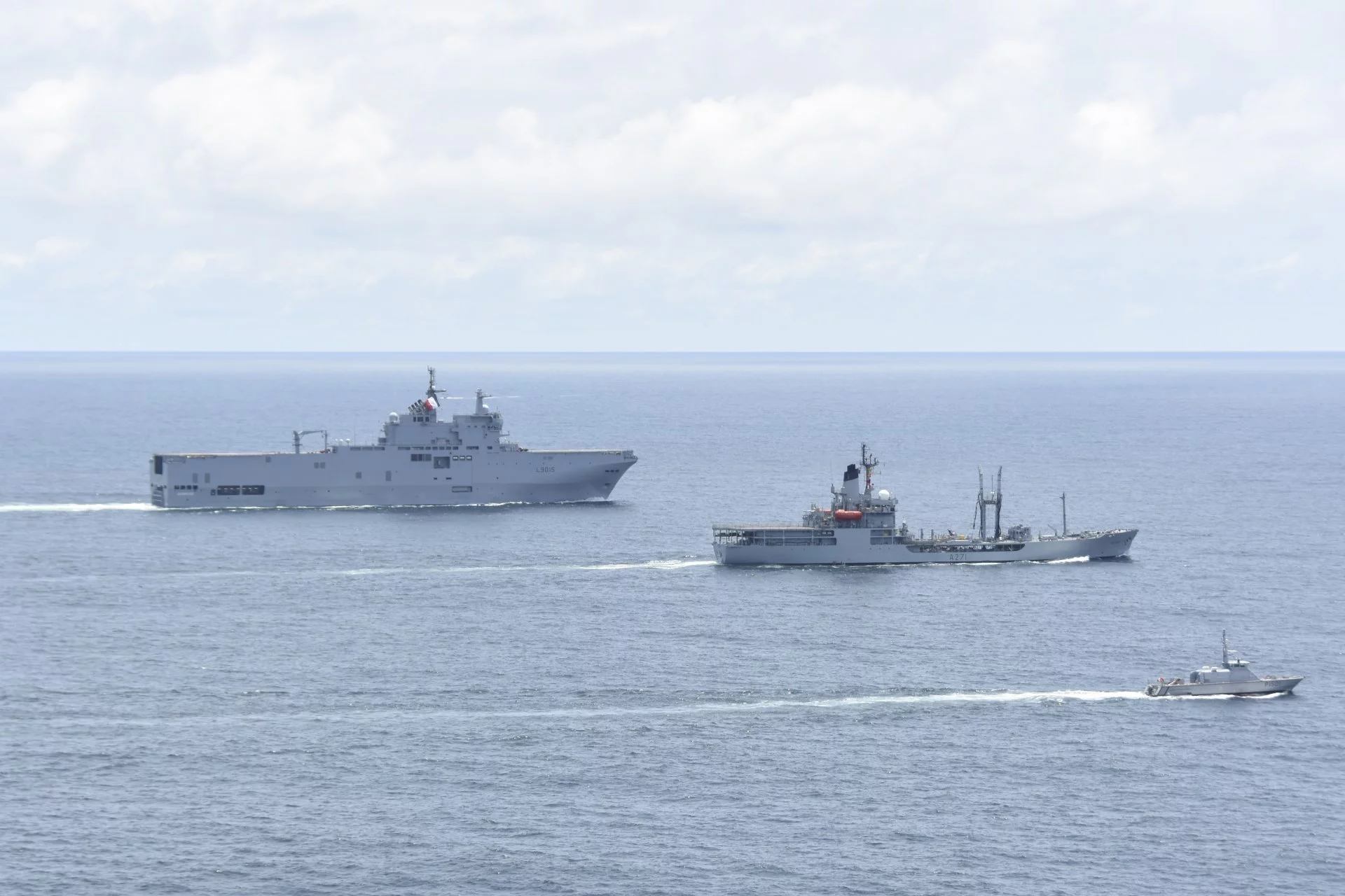 Le BPC Dixmude coopère avec des navires britannique et ivoirien