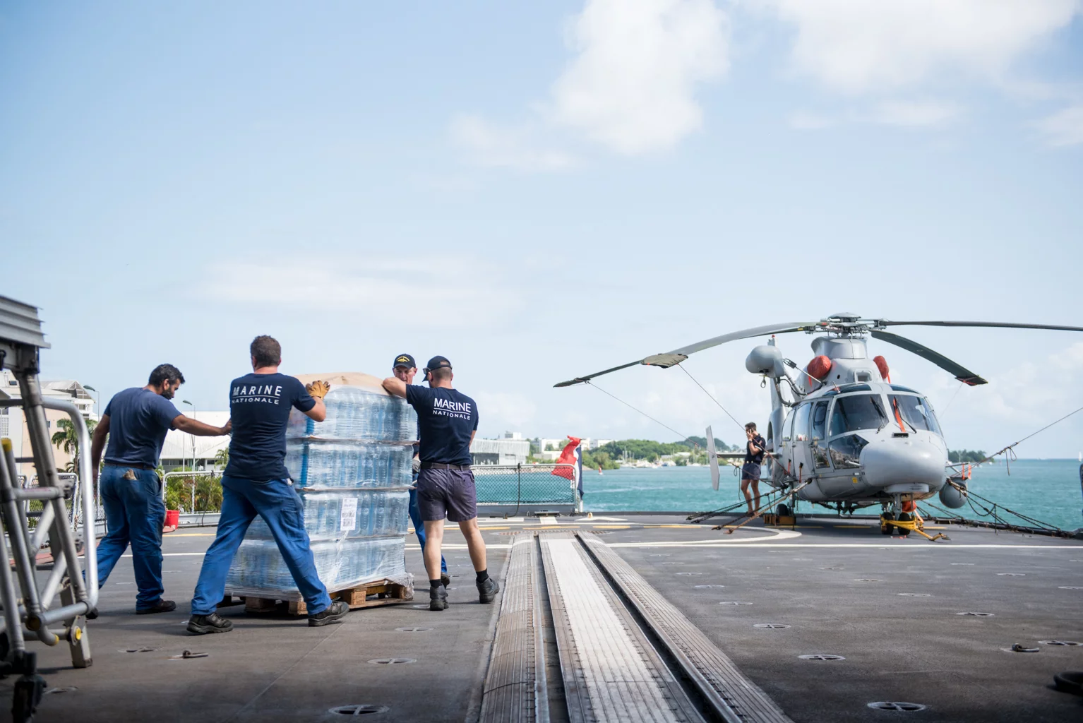 Embarquement de palettes de bouteilles d'eau