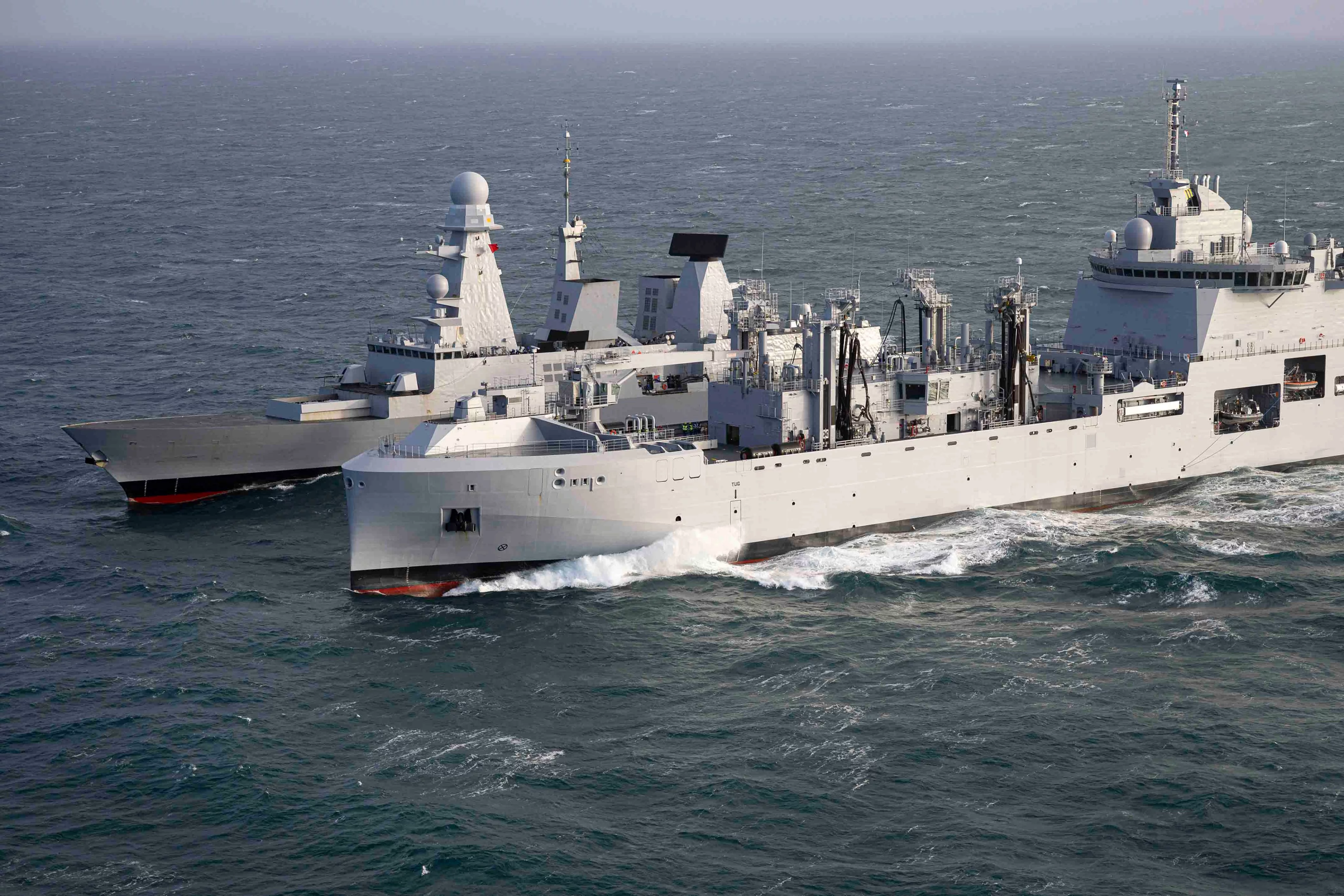 Le BRF Jacques Stosskopf ravitaille la frégate britannique Dauntless