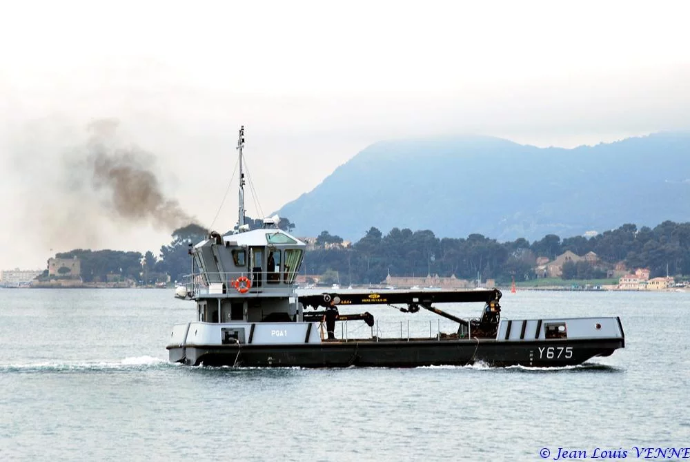 Un des pontons-grue du port de Toulon