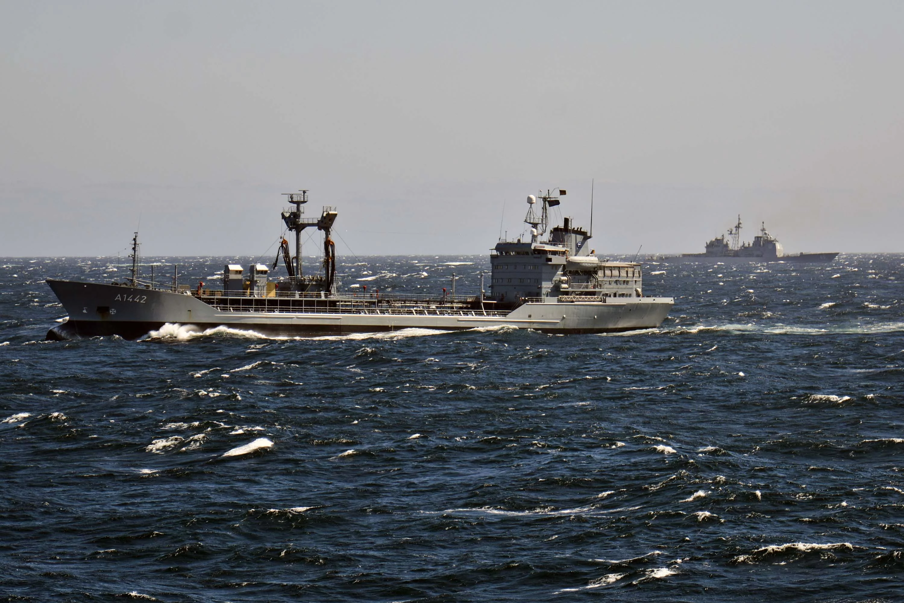 Le pétrolier allemand Spessart et le croiseur américain USS Vicksburg