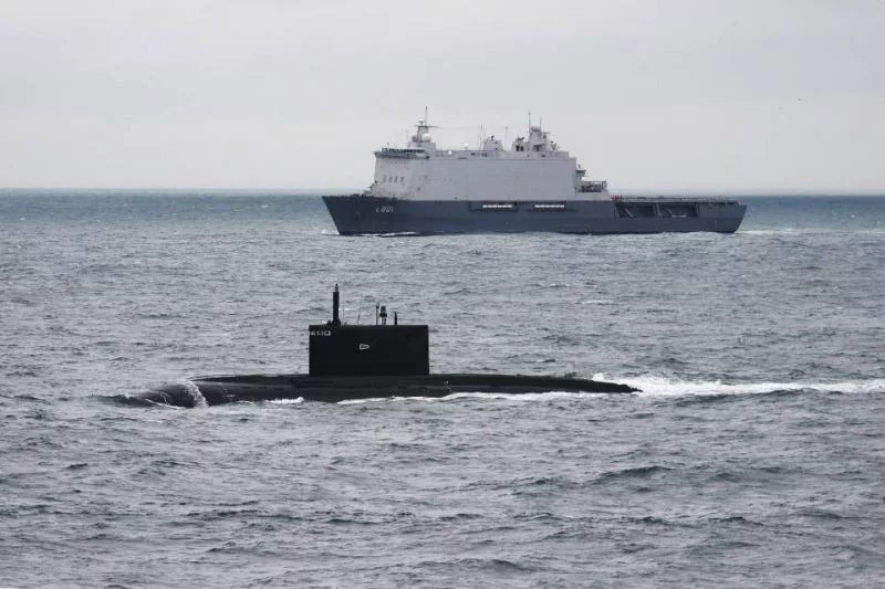 Le navire néerlandais Johan de Witt et un sous-marin russe Kilo