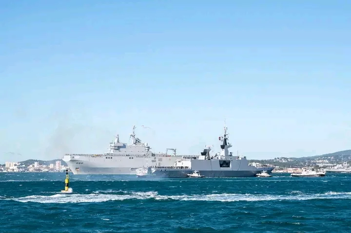 Le porte-hélicoptères Dixmude et la frégate Aconit