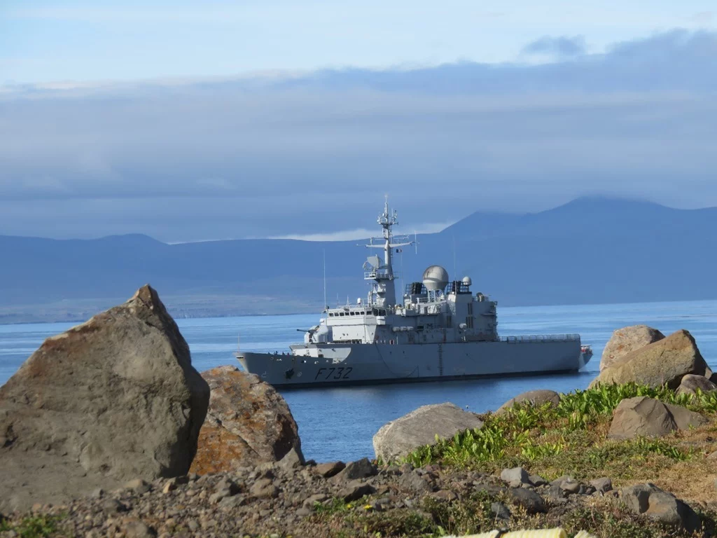 La frégate Nivôse devant Port-aux-Français (Kerguelen)
