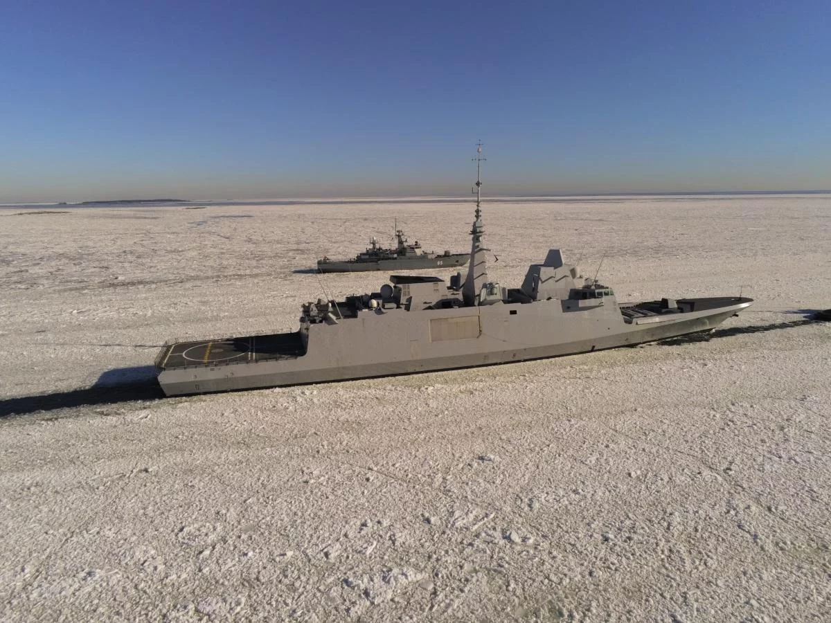 La frégate Aquitaine et un chasseur de mines finlandais dans la banquise du golfe de Finlande