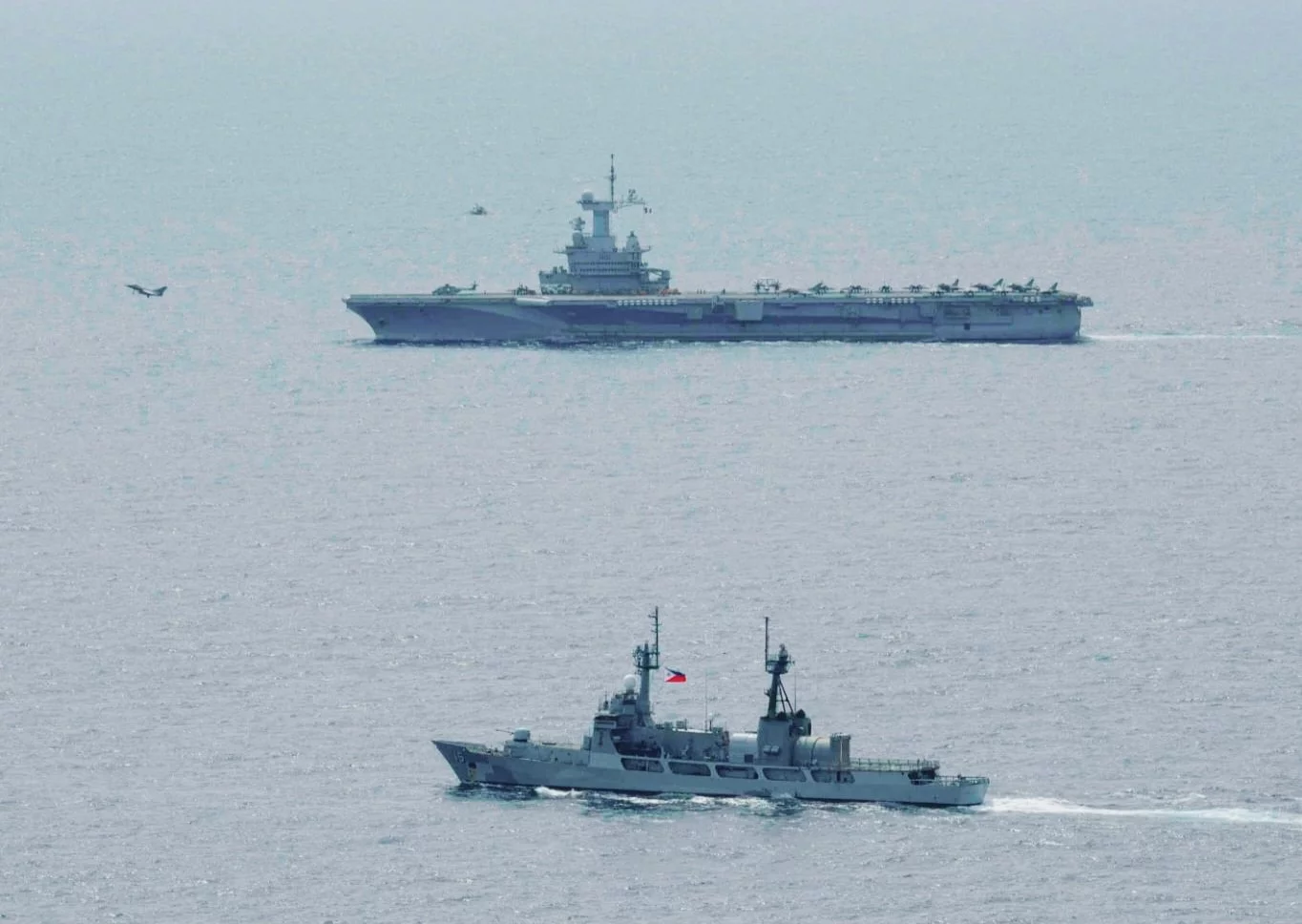 Le porte-avions Charles de Gaulle et une frégate de la marine philippine