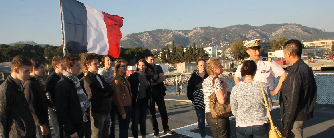 Des lycéens de Dunkerque à bord de la frégate Jean Bart 